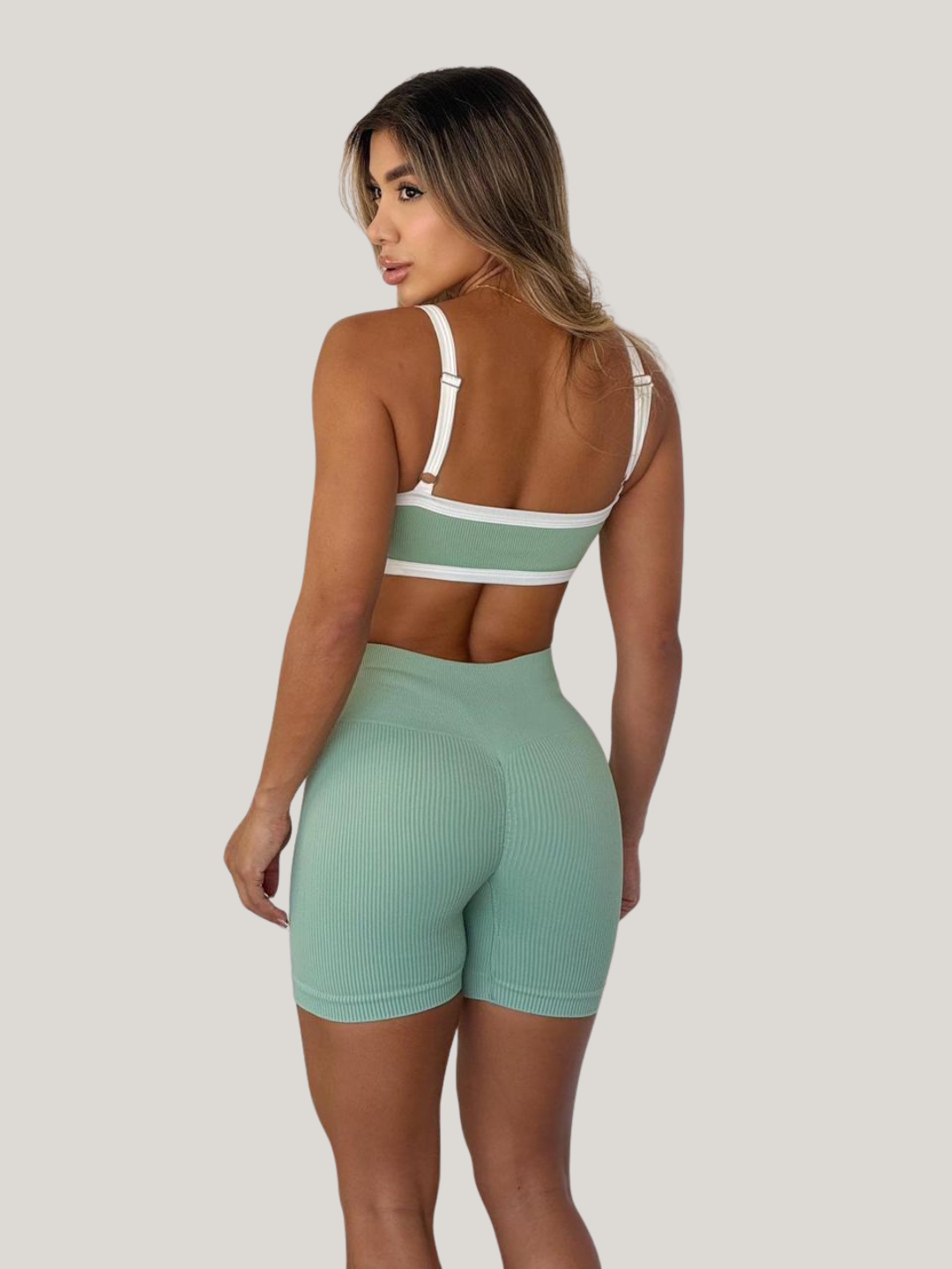 Alternative view of SET SHORT + TOP NEGRO CON SESGO VERDE